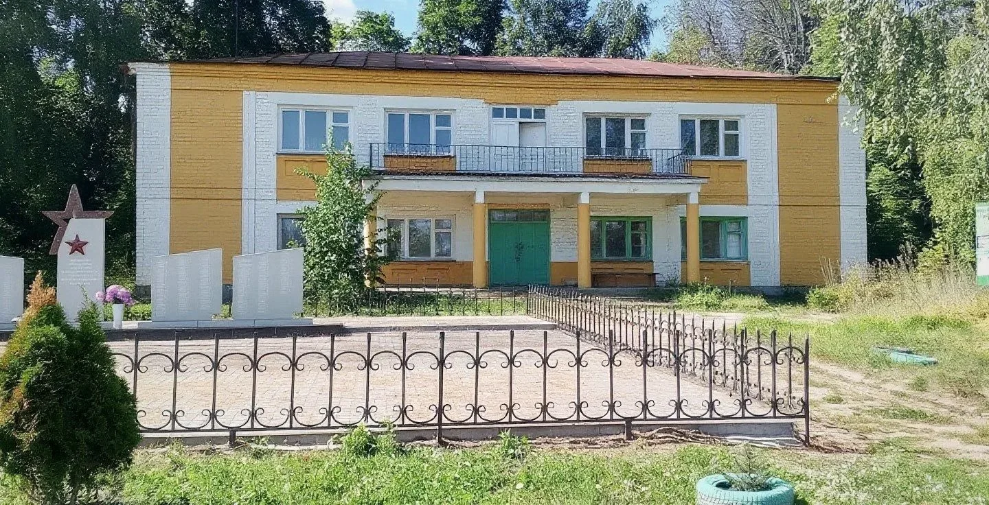 Здание в селе с памятником землякам